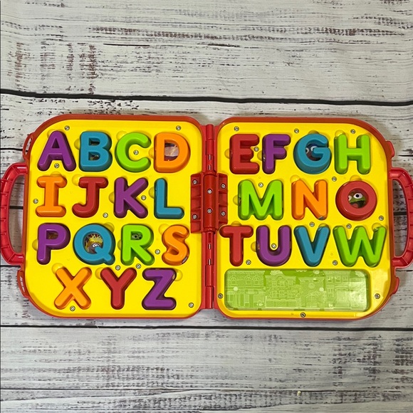 Sesame Street Elmo's On the Go Letters alphabet case. - Picture 4 of 6